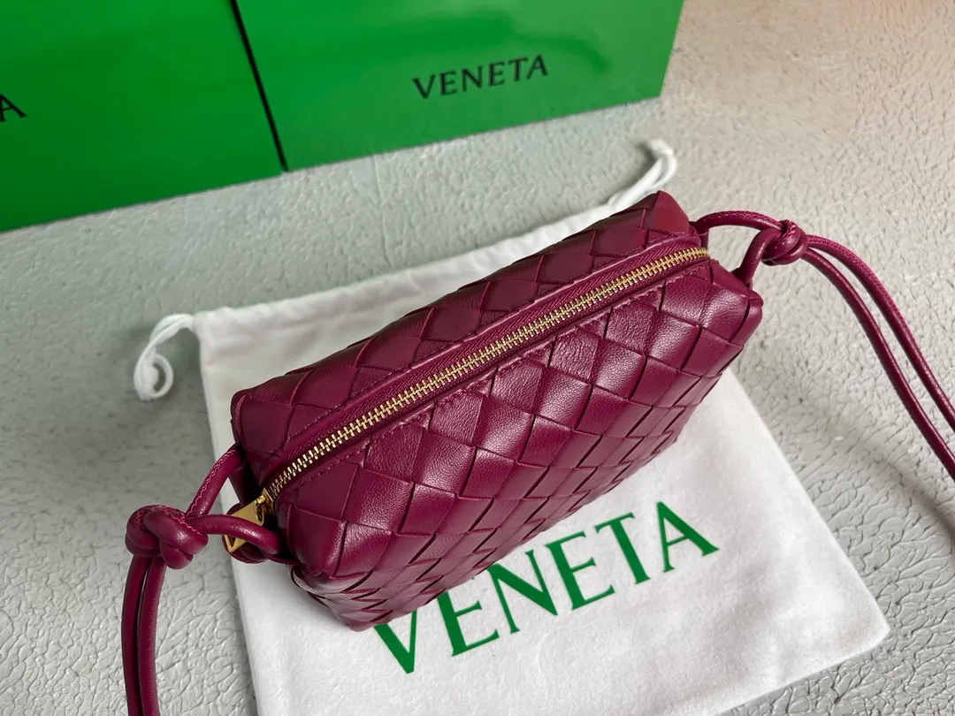 Batch 1160 BOTTEGA VENETA/Bottega 2021 new women's POUCH crossbody bag clutch, lntfecciato woven leather crossbody mini handbag, single internal open pocket, zipper closure, computer embroidered leather shoulder strap can be adjusted in length, model: 9896 Color: cinnabar red Origin: Italy Size: 17*12*8